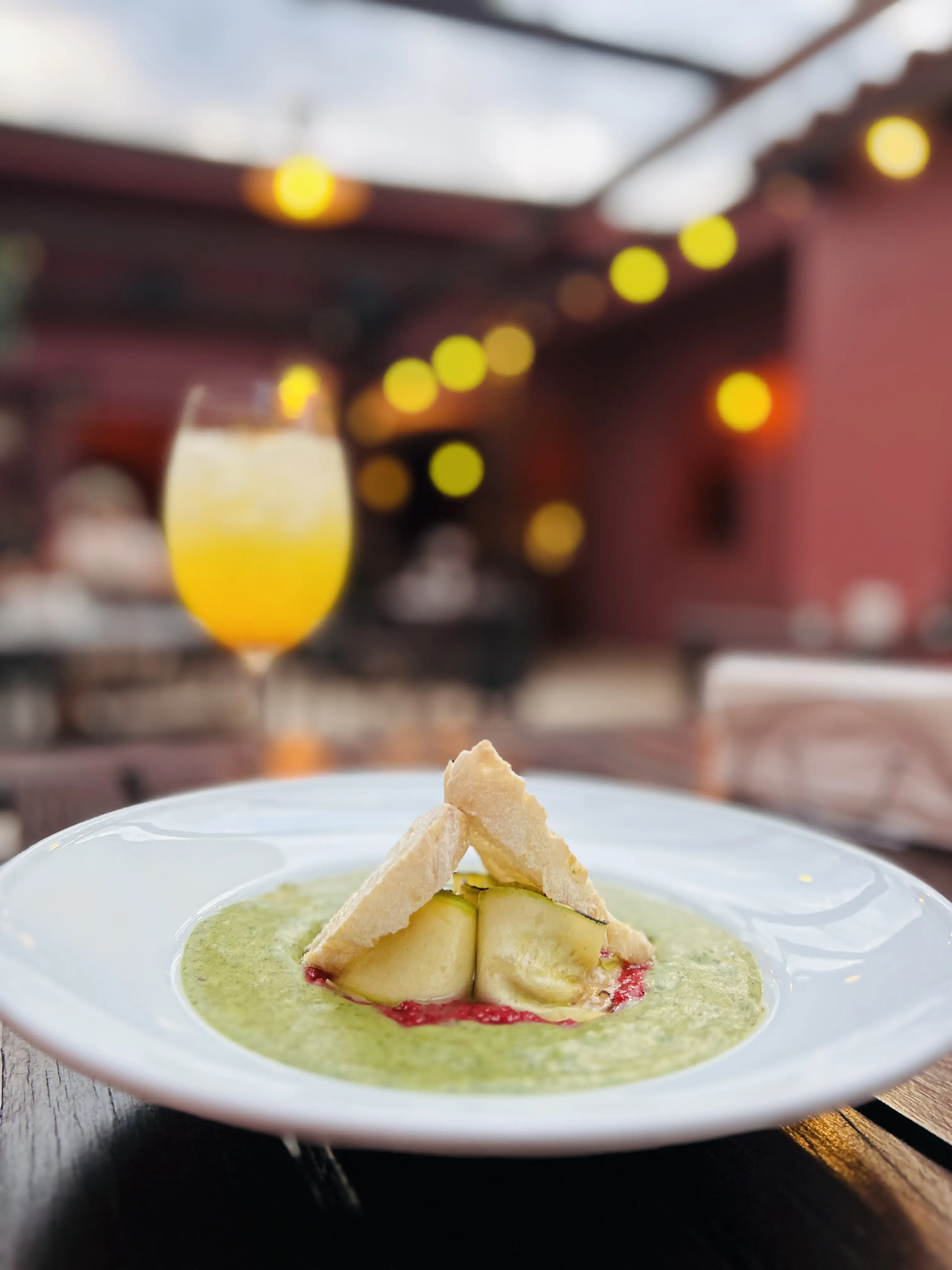 Hummus de tahine con pan pita y pan de semillas en Güemes 125, Cafayate